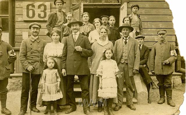 KKE 034.jpg - Stacja graniczna Baranowicze między Polską a ZSRR. Na pierwszym planie rodzina Muszałowskich powracająca z zesłania z Kostromy koło Moskwy. Od prawej: pierwsza dziewczynkai Kazimiera Muszałowska. Za nią jej rodzice Pelagia i Andrzej Muszałowscy. Ostatni rząd od prawej: pierwszy Józef Muszałowski, druga Maria Wiernicka, trzecia Helena Muszałowska, siódma Waleria Nahorna, ósmy Hipolit Muszałowski, 1918 r.